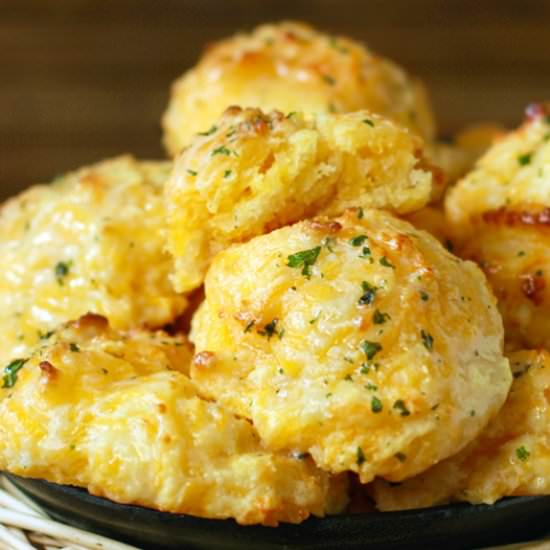 Cheddar Bay Biscuits - Recipe photo by The Slow Roasted Italian