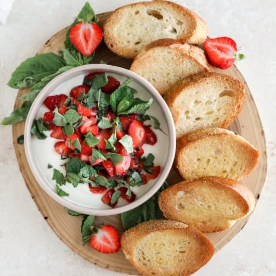 Crostini with Strawberry Goat Chees - Recipe photo by farmflavor