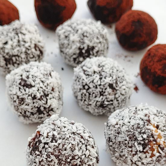 Chocolate & Coconut Energyballs - Recipe photo by Fitlosophy