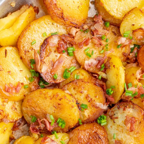 Bratkartoffeln (German fried potato - Recipe photo by everyday-delicious.com