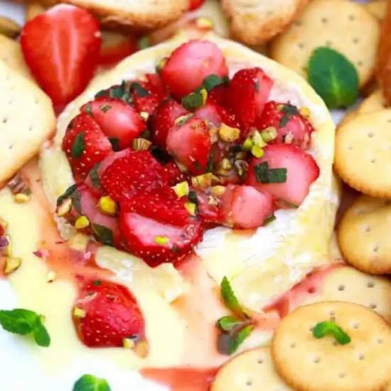Strawberry Baked Brie - Recipe photo by 30minutesmeals