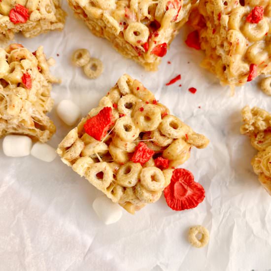PB&J Cereal Bars - Recipe photo by Theyummymuffin