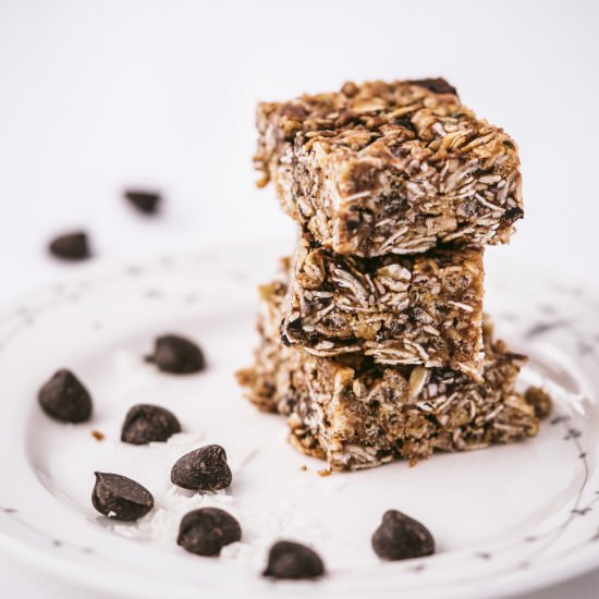 Chewy chocolate chip granola bars - Recipe photo by eatfreshglow