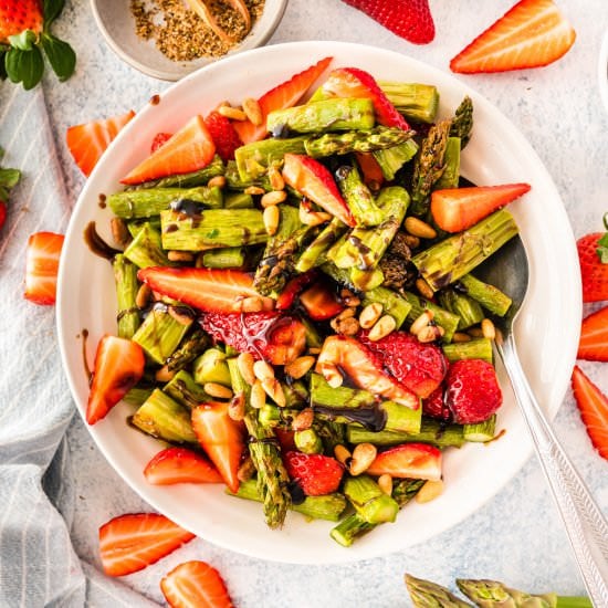 Asparagus Salad with Strawberries - Recipe photo by einepriselecker