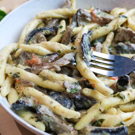Pasta with mushrooms & cashew cream - Recipe photo by aVegTasteFromAtoZ