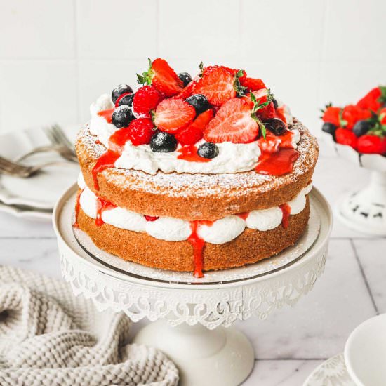 Victoria sponge cake - Recipe photo by Sweetly Cakes