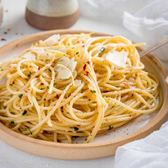Spaghetti aglio e olio - Recipe photo by KitchenSanctuary