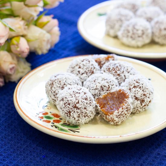 Date balls - Recipe photo by mecooks.com