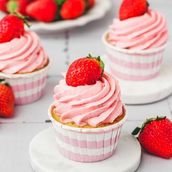 Strawberry whipped cream - Recipe photo by Sweetly Cakes