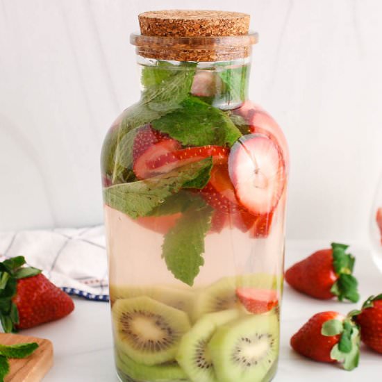 Strawberry and Kiwi flavored water - Recipe photo by plantbasedjess
