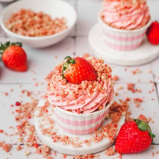 Strawberry crunch cupcakes - Recipe photo by Sweetly Cakes