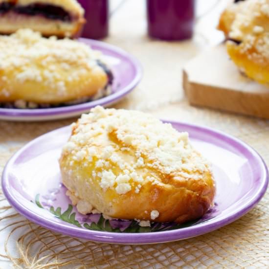 Bilberry brioches - Recipe photo by mecooks.com