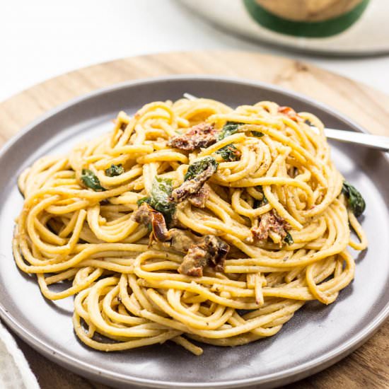sun-dried tomato spinach spaghetti - Recipe photo by Wee Little Vegans
