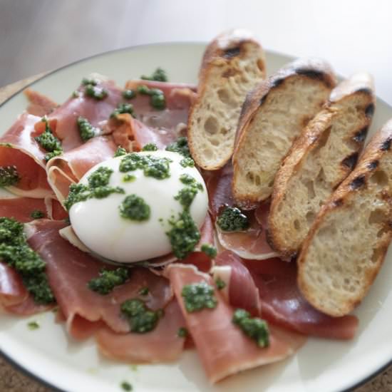 Baguette with burrata and pesto - Recipe photo by foodmakesmehappy