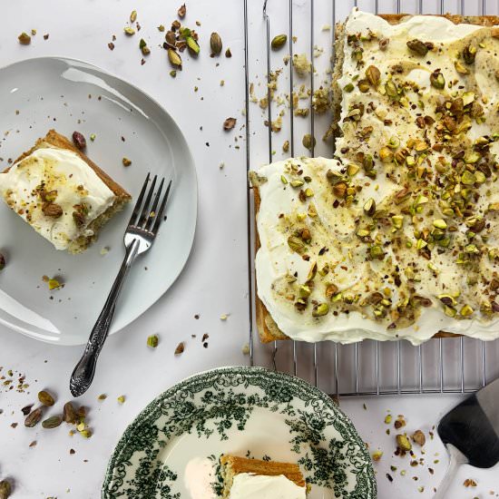 Pistachio poke cake - Recipe photo by hornoMX