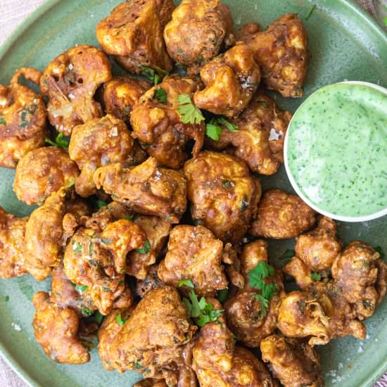 Gobi Pakora (cauliflower pakoda) - Recipe photo by Sixhungryfeet