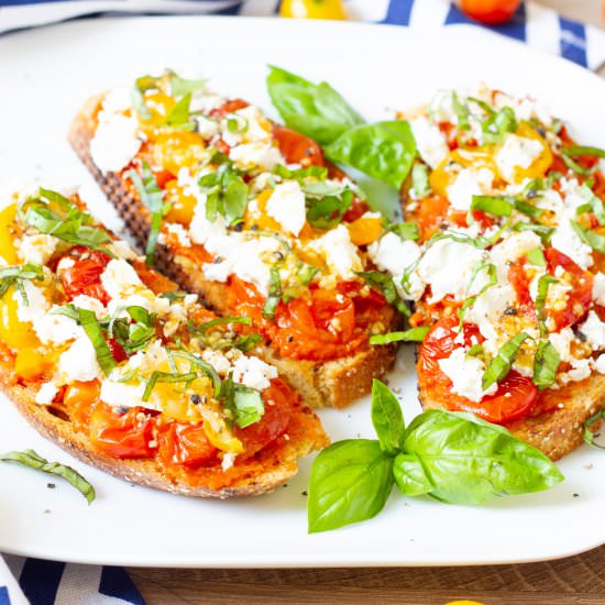 Toasts with tomatoes and feta - Recipe photo by mecooks.com