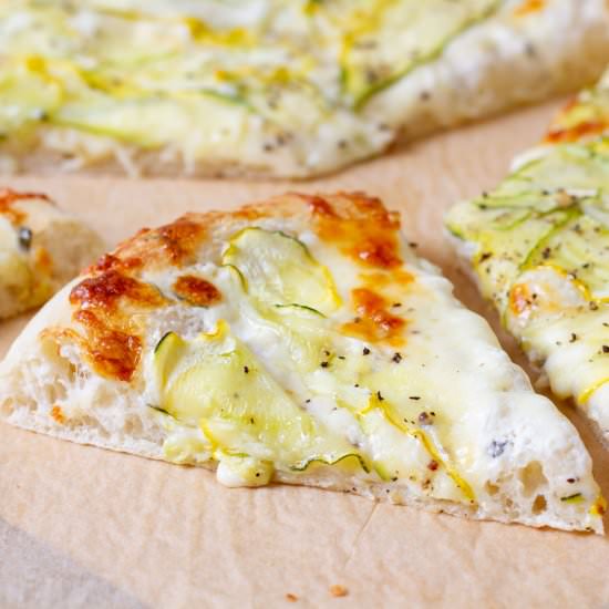Pizza Bianca with zucchini - Recipe photo by mecooks.com