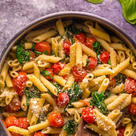Easy Tomato and Spinach Pasta - Recipe photo by DeliciousReci