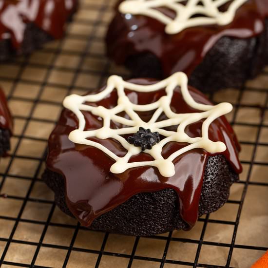 Mini Black Chocolate Bundt Cakes - Recipe photo by Lokness