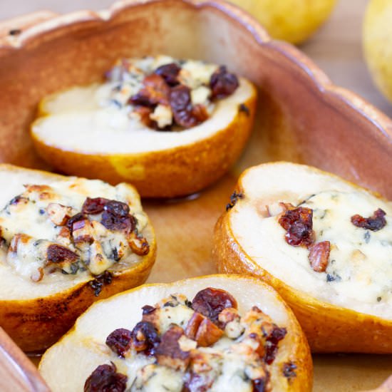 Baked pears with cheese - Recipe photo by mecooks.com