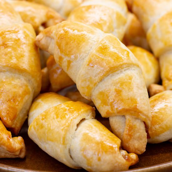 2-ingredient croissants - Recipe photo by mecooks.com