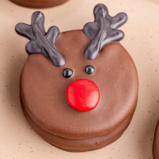 Chocolate Rudolph Reindeer Oreos - Recipe photo by OnMyKidsPlate