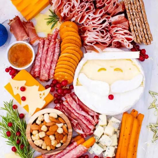 Santa Claus Cheese Board - Recipe photo by 30minutesmeals