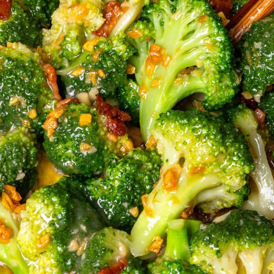 Broccoli with garlic sauce and baco - Recipe photo by cookingwithlei