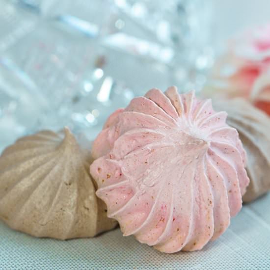 Strawberry and Chocolate Meringue - Recipe photo by Mycookiejourney