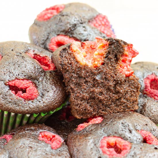 Chocolate muffins with raspberries - Recipe photo by mecooks.com