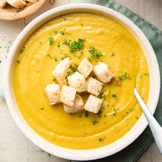 Curried Parsnip Soup - Recipe photo by Connoisseurus Veg