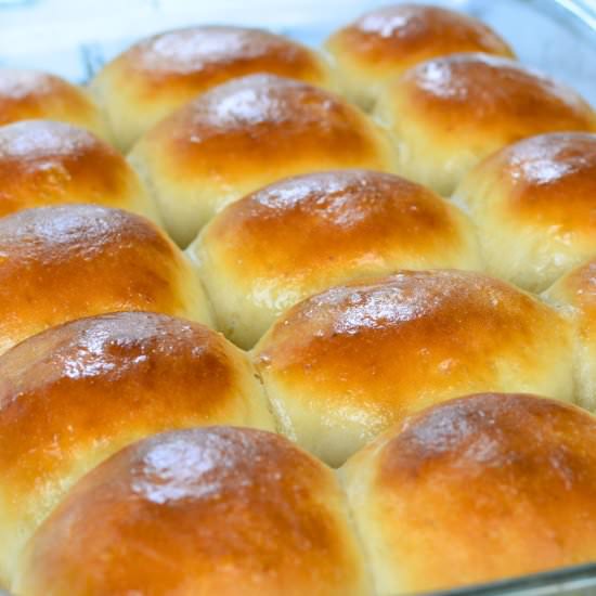 1 Hour Soft & Fluffy Dinner Rolls - Recipe photo by fullkitchenrecipes