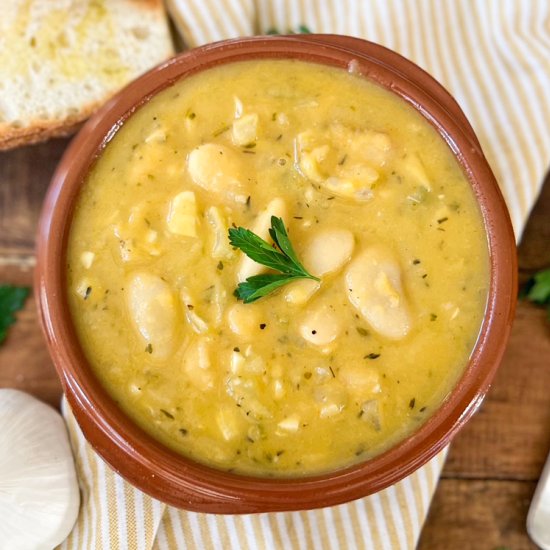 Creamy GARLIC Butter Bean Soup - Recipe photo by Spain on a Fork