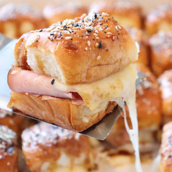 Everything Bagel Ham & Cheese Sliders - Recipe photo by Tinhateats.com