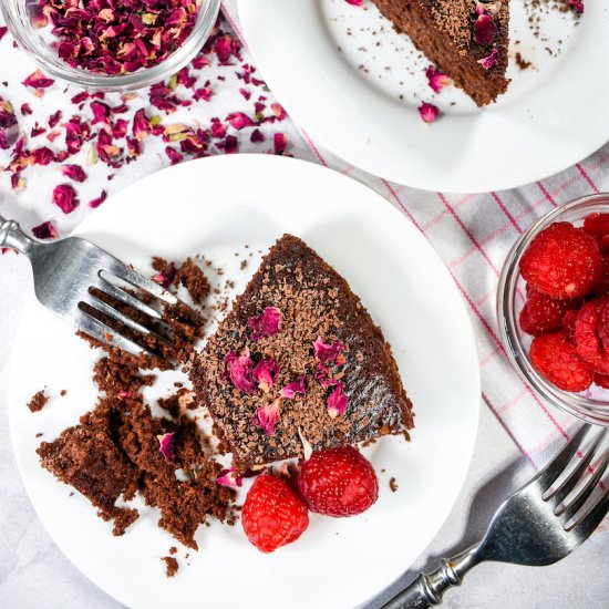 Raspberry Rose Chocolate Cake - Recipe photo by bastecutfold
