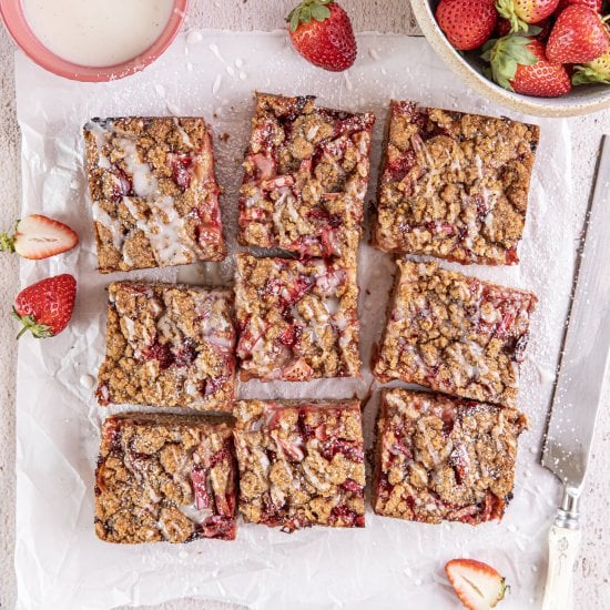 Rhubarb Strawberry Crumble Cake - Recipe photo by spicyicecream