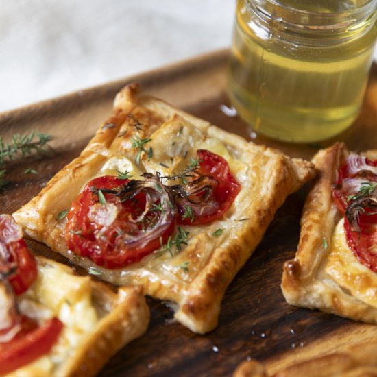 Brie & Tomato Tarts with Honey - Recipe photo by Apinchofsaffron_Amsterdam