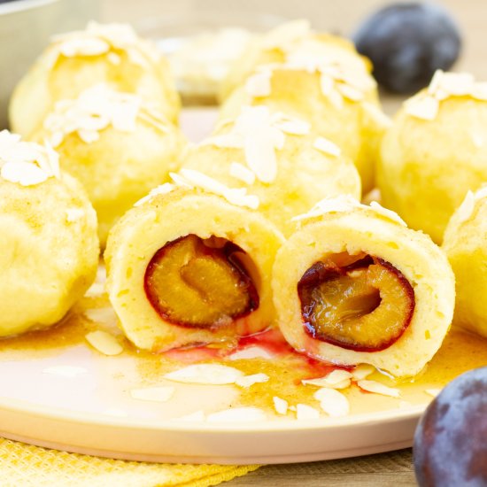 Plum dumplings - Recipe photo by mecooks.com