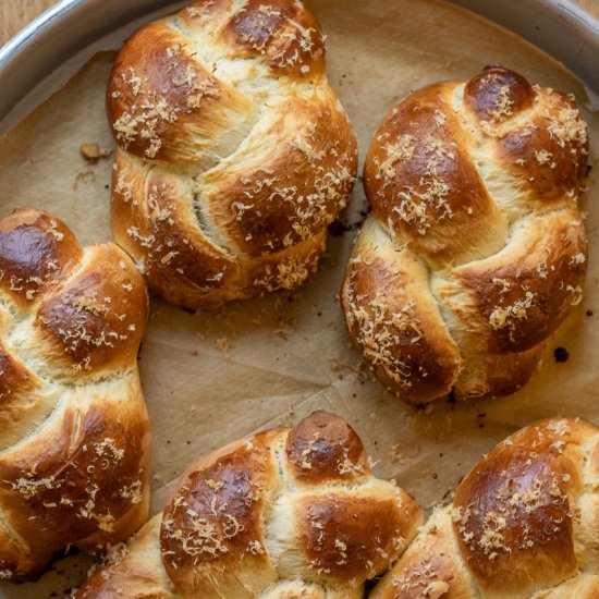 Paskalya Çöreği – Tsoureki - Recipe photo by Cooking Gorgeous