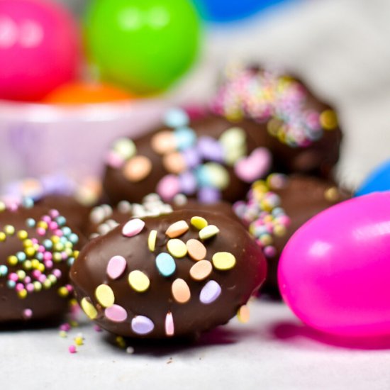Buttercream Easter Eggs - Recipe photo by bastecutfold