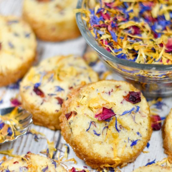 Shortbread with Spring Flowers - Recipe photo by bastecutfold