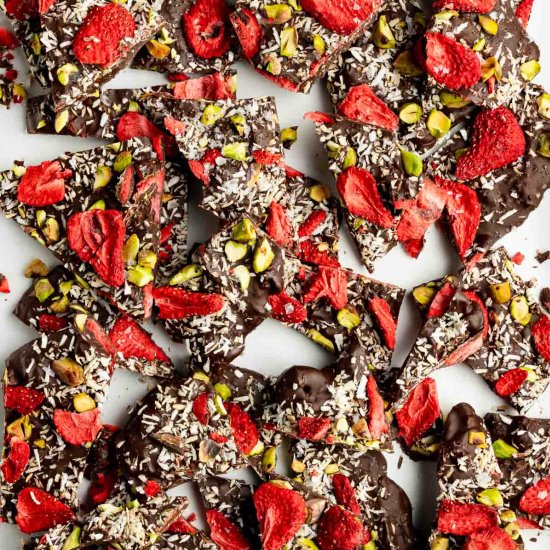 Strawberry Chocolate Bark - Recipe photo by eatfreshglow.com