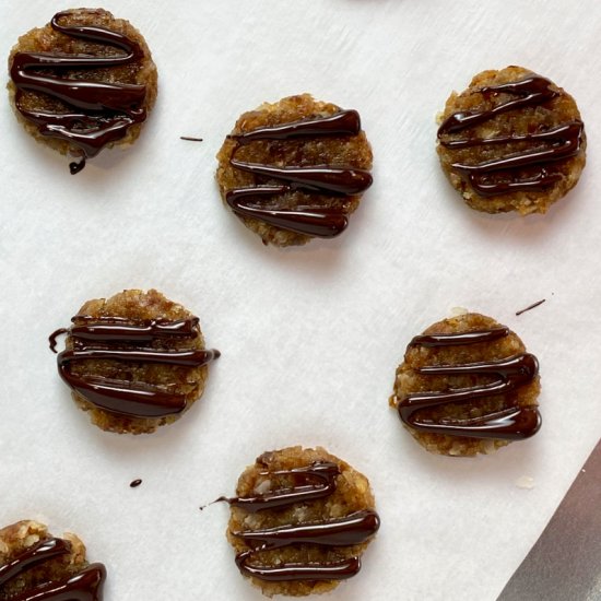 Mini "Samoas" - Recipe photo by thebrookcook.wordpress.com