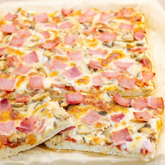 Pizza From a Baking Pan - Recipe photo by mecooks.com