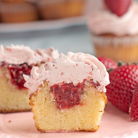 Strawberry Filled Cupcakes - Recipe photo by eileen.baking-sense