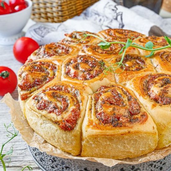Pesto & Mozzarella Swirl Rolls - Recipe photo by MildN