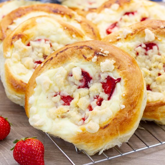 Buns with Cheese and Strawberries - Recipe photo by mecooks.com