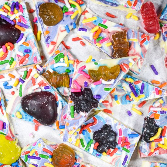 Rainbow Gummy Bark - Recipe photo by bastecutfold