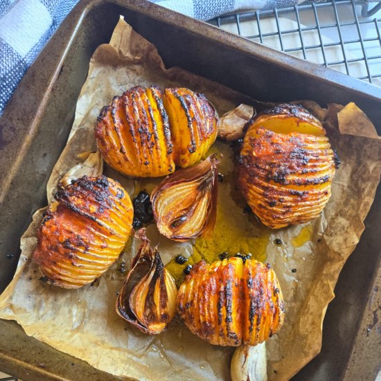 Mini Red Pesto Hasselback Potatoes - Recipe photo by the_happy_veg
